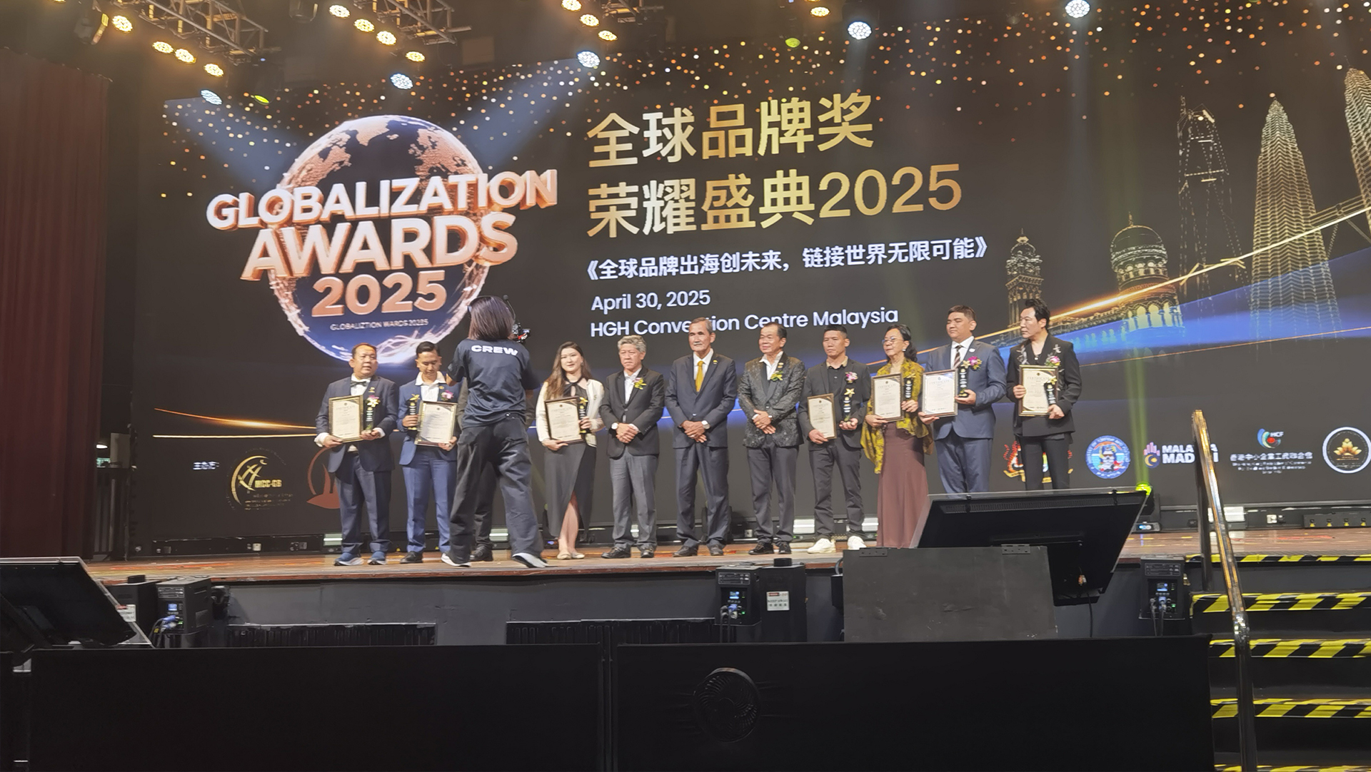 乐鱼全站登录家居荣获2025国际健康睡眠科技金奖 科技睡眠方案闪耀马来西亚荣耀盛典